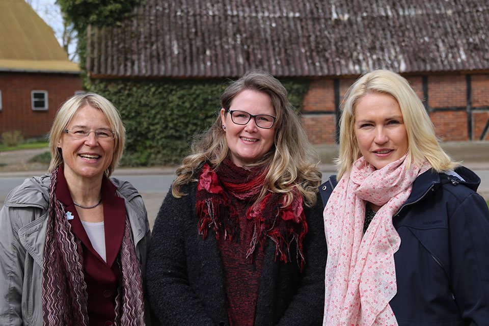 Kristin Ahlheit, Sandra Hümpel und Manuela Schwesig auf dem Hof Hümpel
