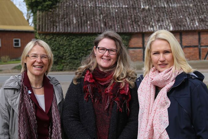 Kristin Ahlheit, Sandra Hümpel und Manuela Schwesig auf dem Hof Hümpel